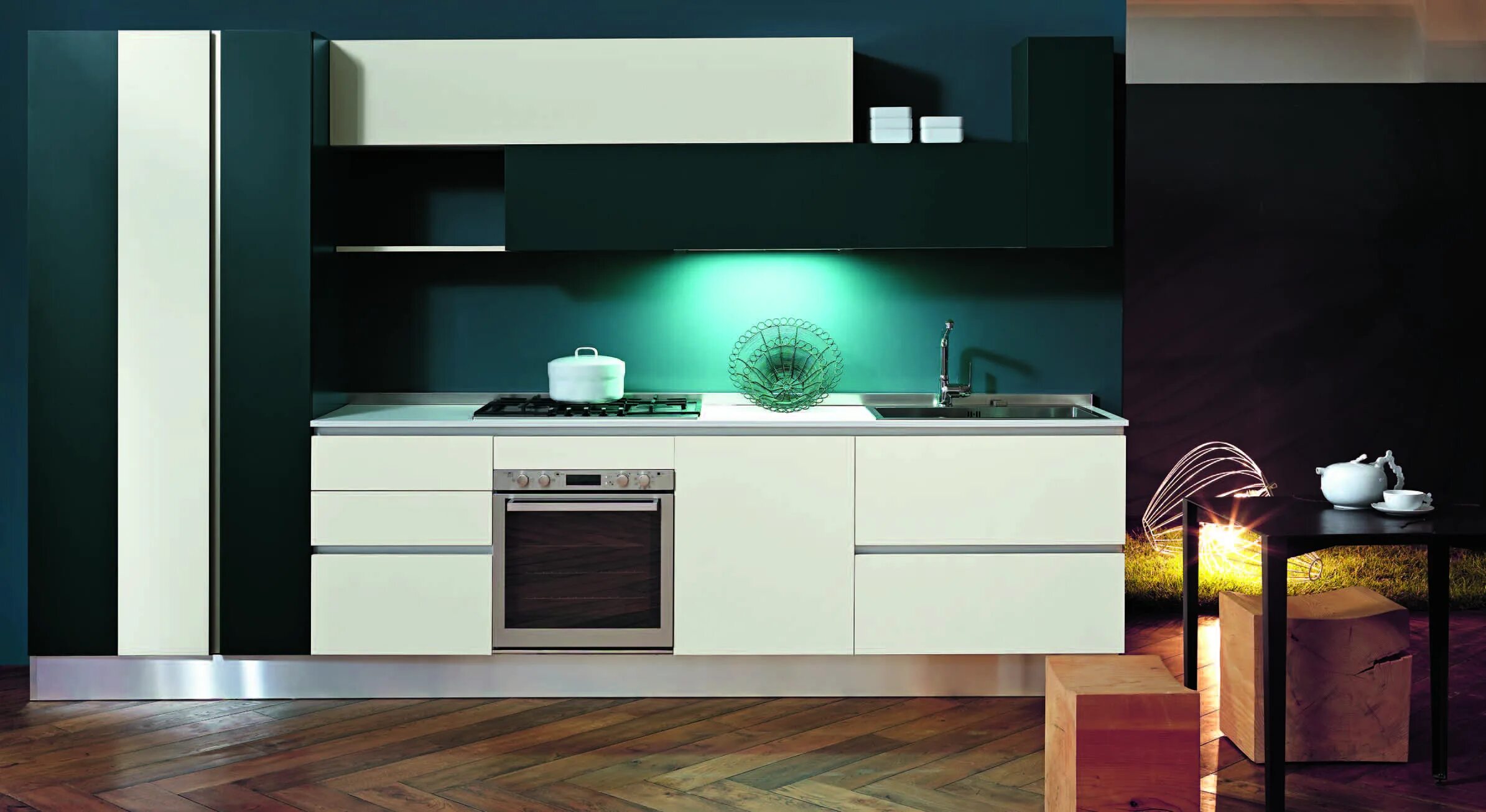 встроенный духовой шкаф и варочная панель. кухня со встроенной духовкой. духовка в углу кухни. кухонный шкаф со встроенной микроволновкой. духовой шкаф smeg sf4920mcp.