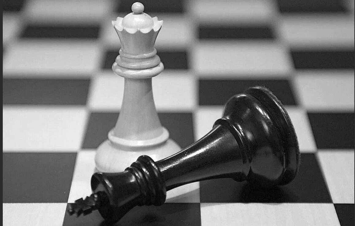 Шаг и мат. Шахматы черный Король белый ферзь. Король и ферзь в шахматах. Шахматная Королева ферзь. Шах и мат в шахматах.