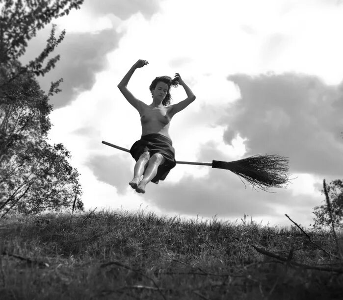 ведьма летает на метле. а летающая женщина ведьма. а летающая женщина ведьма. баба на метле. летающая женщина ведьма, а летающий мужчина.