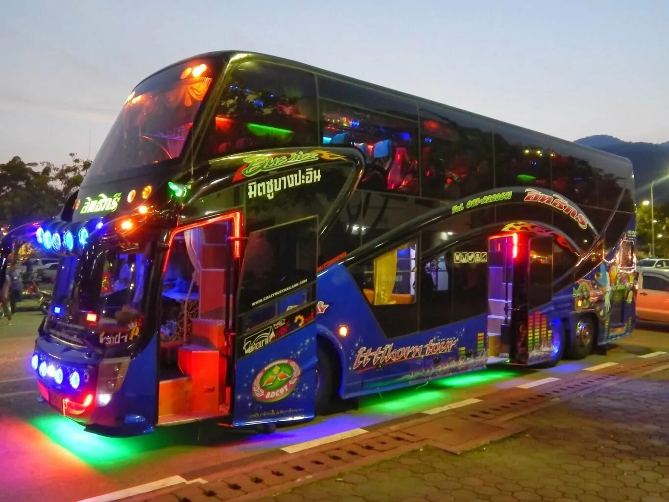 Автобус с15. Автобусы в Тайланде. Автобусы Пхукет Бангкок. Автобус Скания Таиланд. Туристические автобусы в Тайланде.