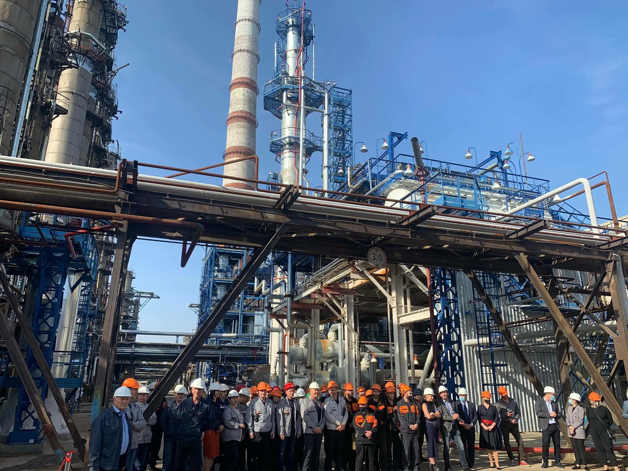 Нефтезавод в кременчуге. Кременчугский нефтеперерабатывающий завод. Кременчугский нпз. Укртатнафта кременчугский нпз. Кременчуг нефтеперерабатывающий завод разбомбили.