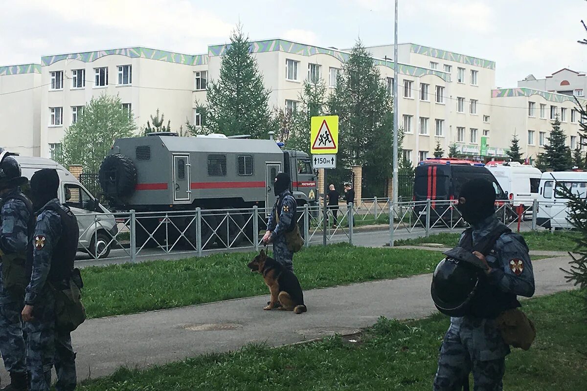 В Твери нападение на школу. Мурманский стрелок напал на школу. В Казанском микрорайоне («стрелка»);.