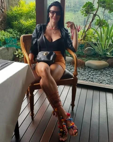 Shay sights. Шей Фокс в молодости 2021. Amandha Fox Инстаграм. Аманда Фокс Польша. Amandha Fox в платье.