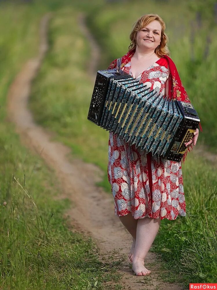 Екатерина миронова гармонистка. Девчат гармонь. Люди поют частушки. Гармонист и девушка. Девчат гармонь.