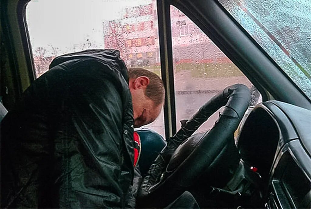 Грустный водитель автобуса. Спящий водитель автобуса. Уснул за рулем автобуса. Злой водитель. Уснул за рулем автобуса.
