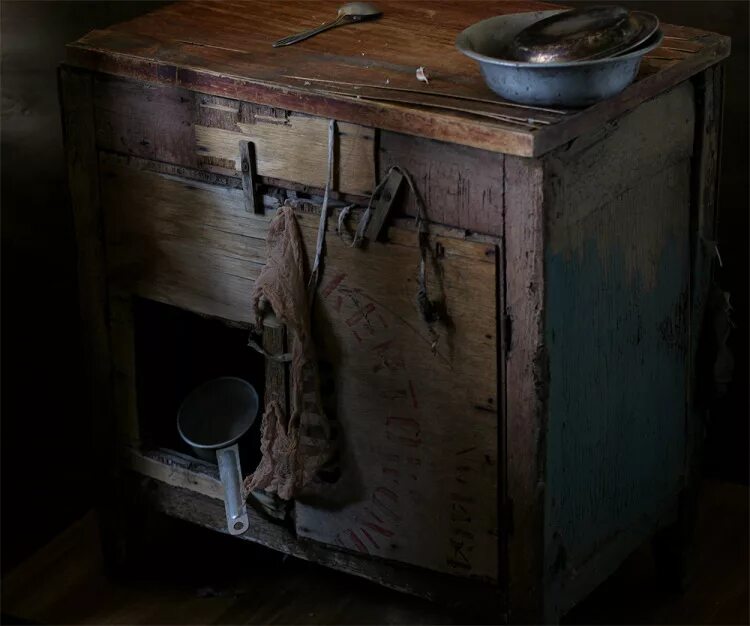 Секрет в каморке. Секрет льва дорама. Зеркало в темной комнате. Тайный учитель дорама. Уютная каморка.