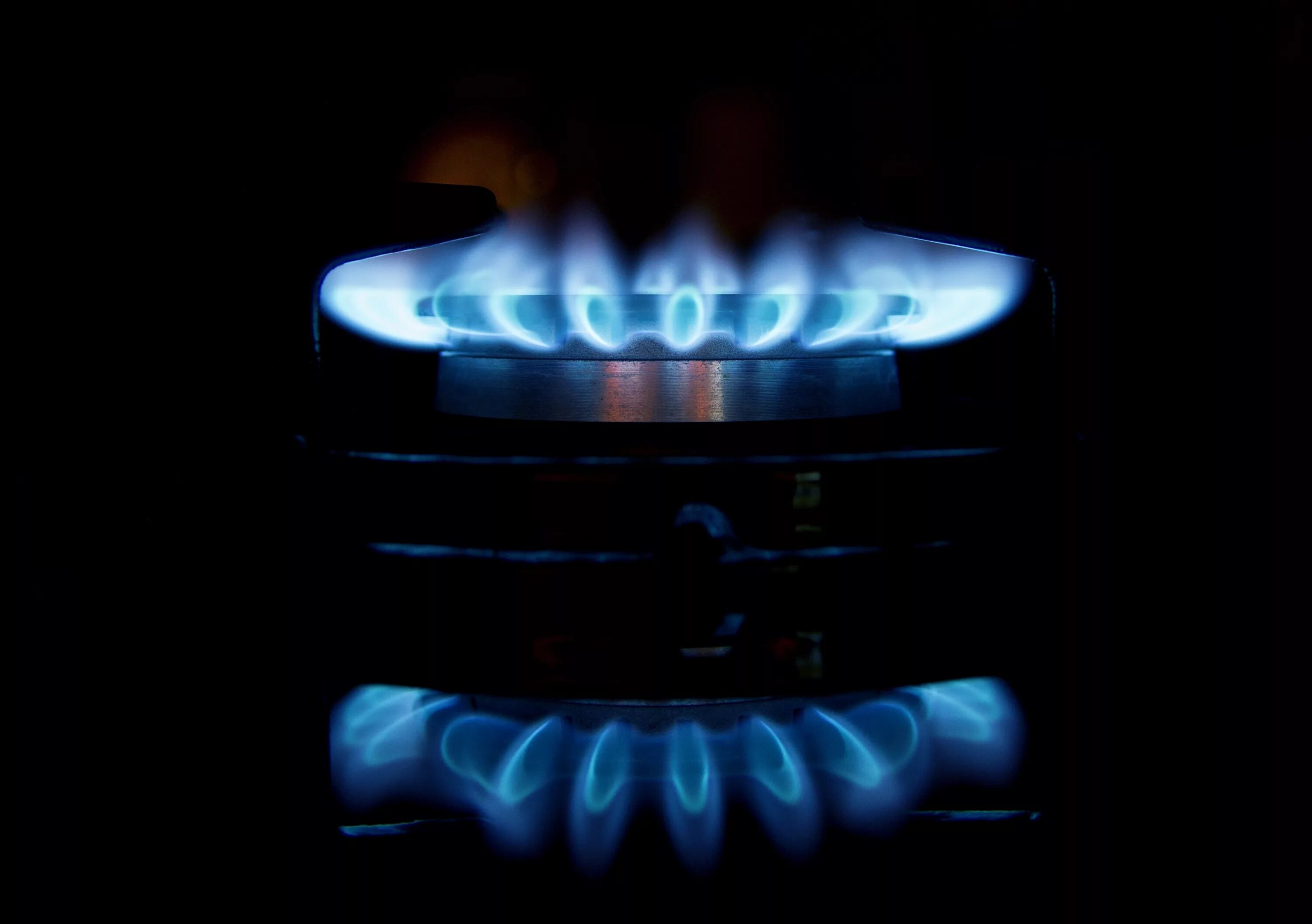 Огонь газовой плиты. Горящие газовые конфорки. газовая плита огонь. газовая конфорка с огнем. пламя конфорки.