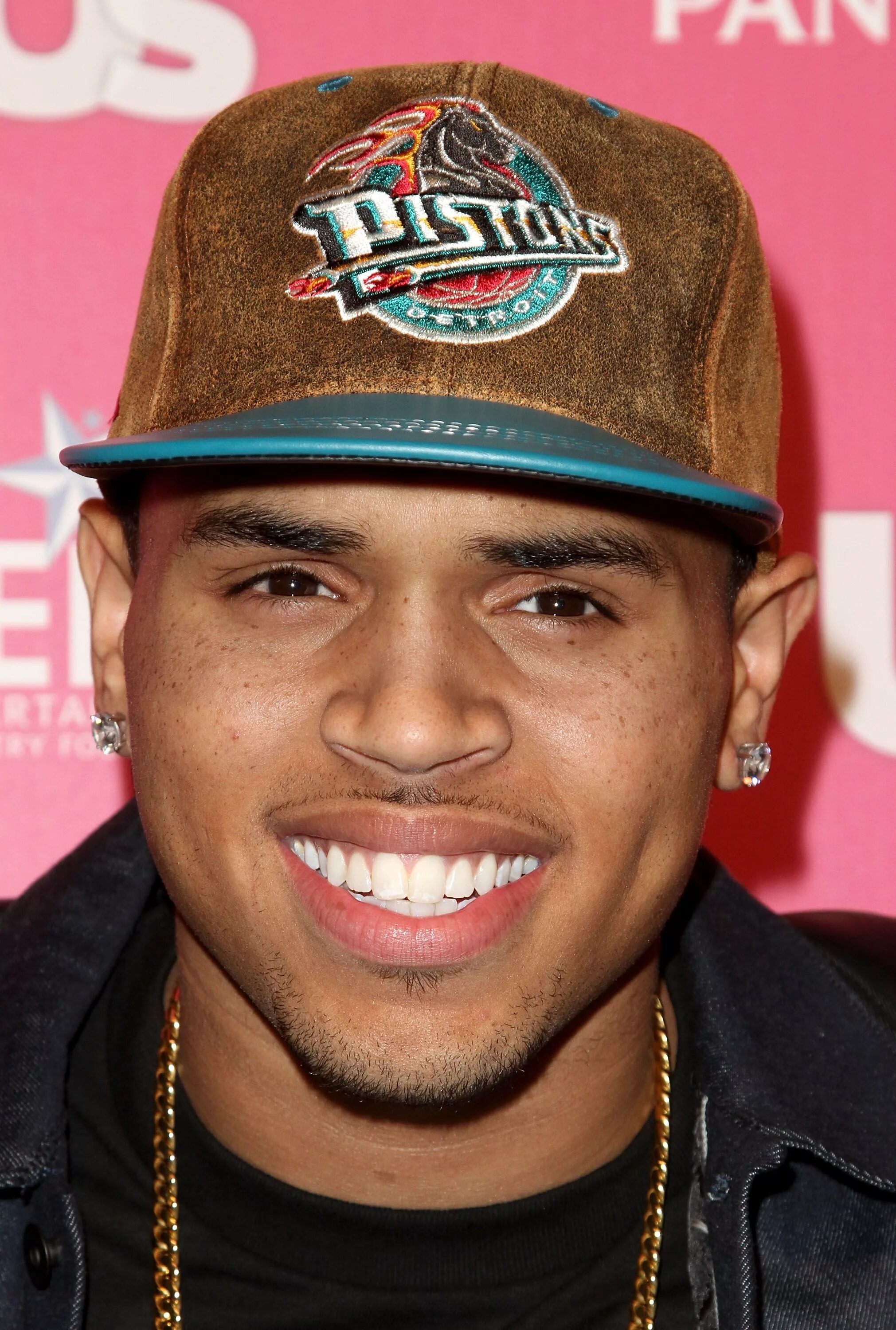Американский певец с низким голосом том. James brown. Chris brown 2021. Favorite song. Chris brown live.
