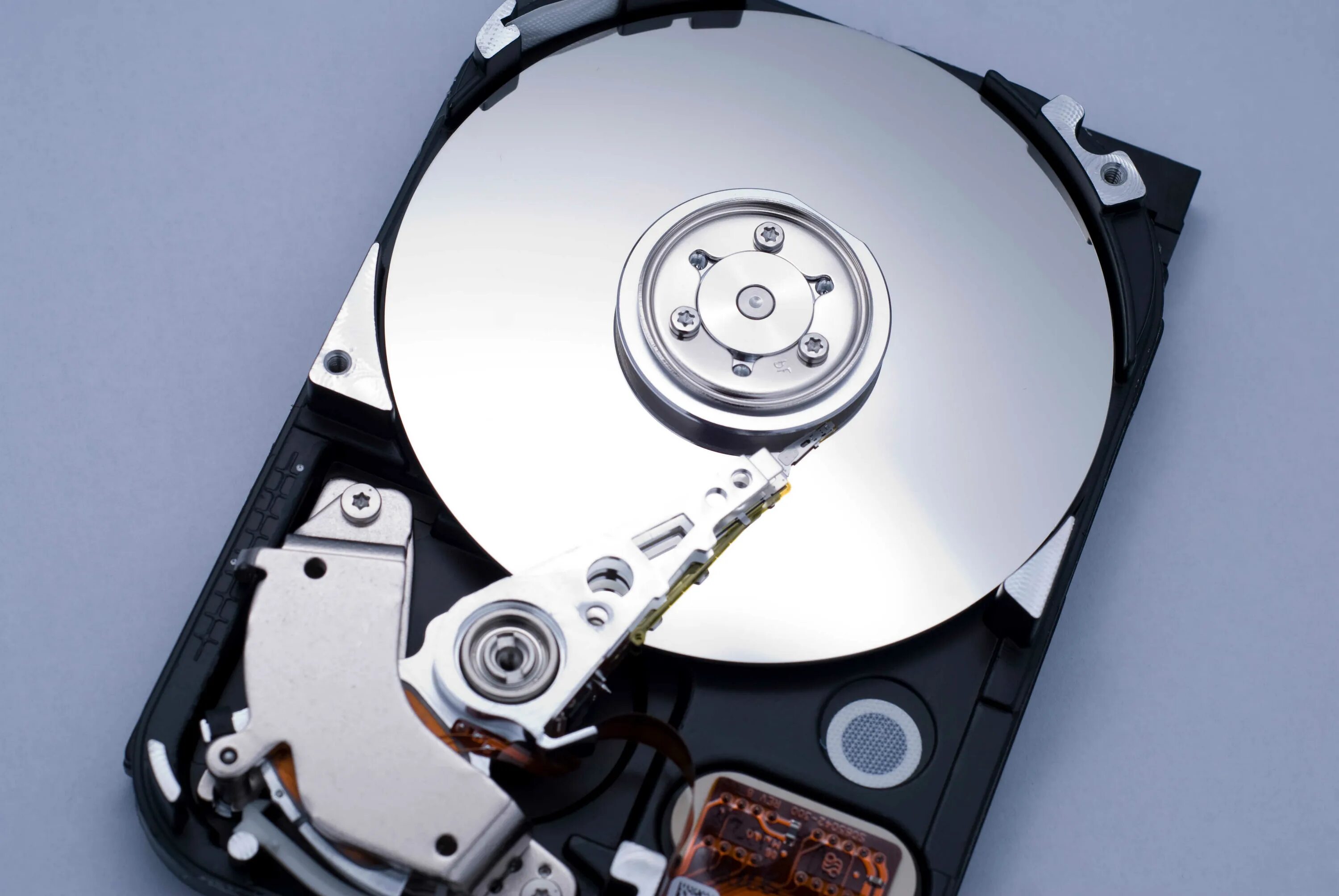 Изменить данные жесткого диска. Hdd с битыми секторами. очистка жестких дисков. очистка жёсткого диска картинки. хард изнутри.