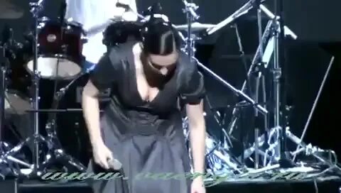 Упала на землю девка