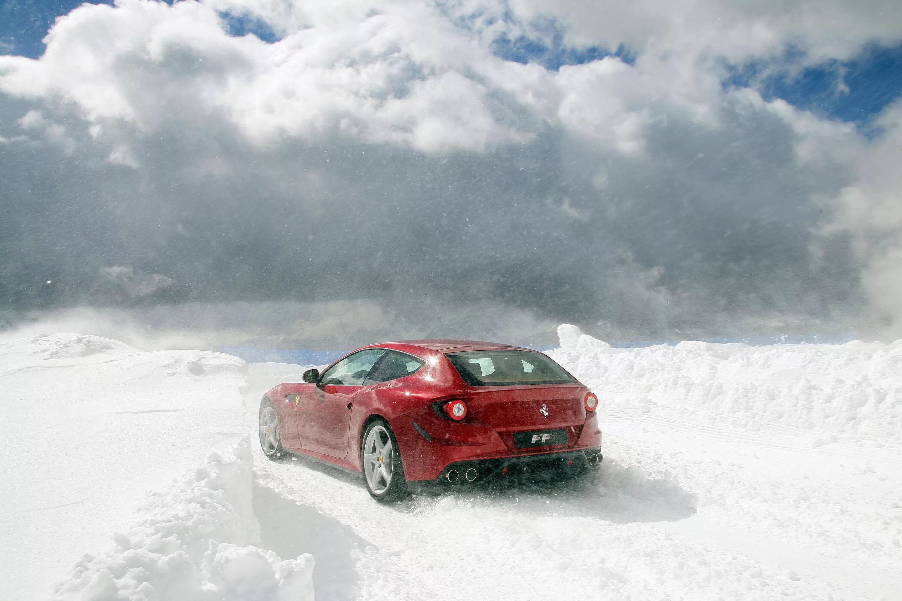 Машина снежка. Ferrari FF 2011. Машина в снегу. Машина зимой. Машина в сугробе.