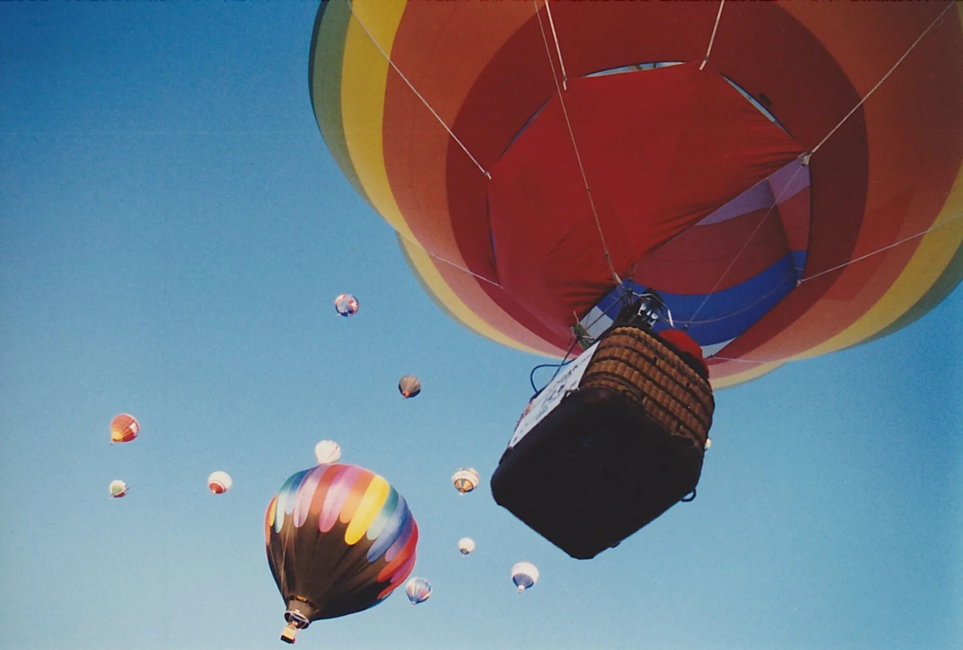 Воздушный шар. Полет на воздушных шариках. Воздушный шар в небе. Воздушный шар с людьми.