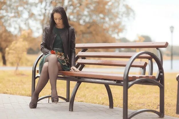 Красавица снимает юбку в парке на лавочке - фото