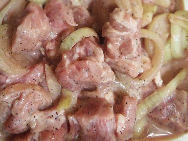 Маринад для шашлыка из свинины. Мариновка шашлыка. Маринад для шашлыка из свинины с луком. Шашлычный маринад для свинины.