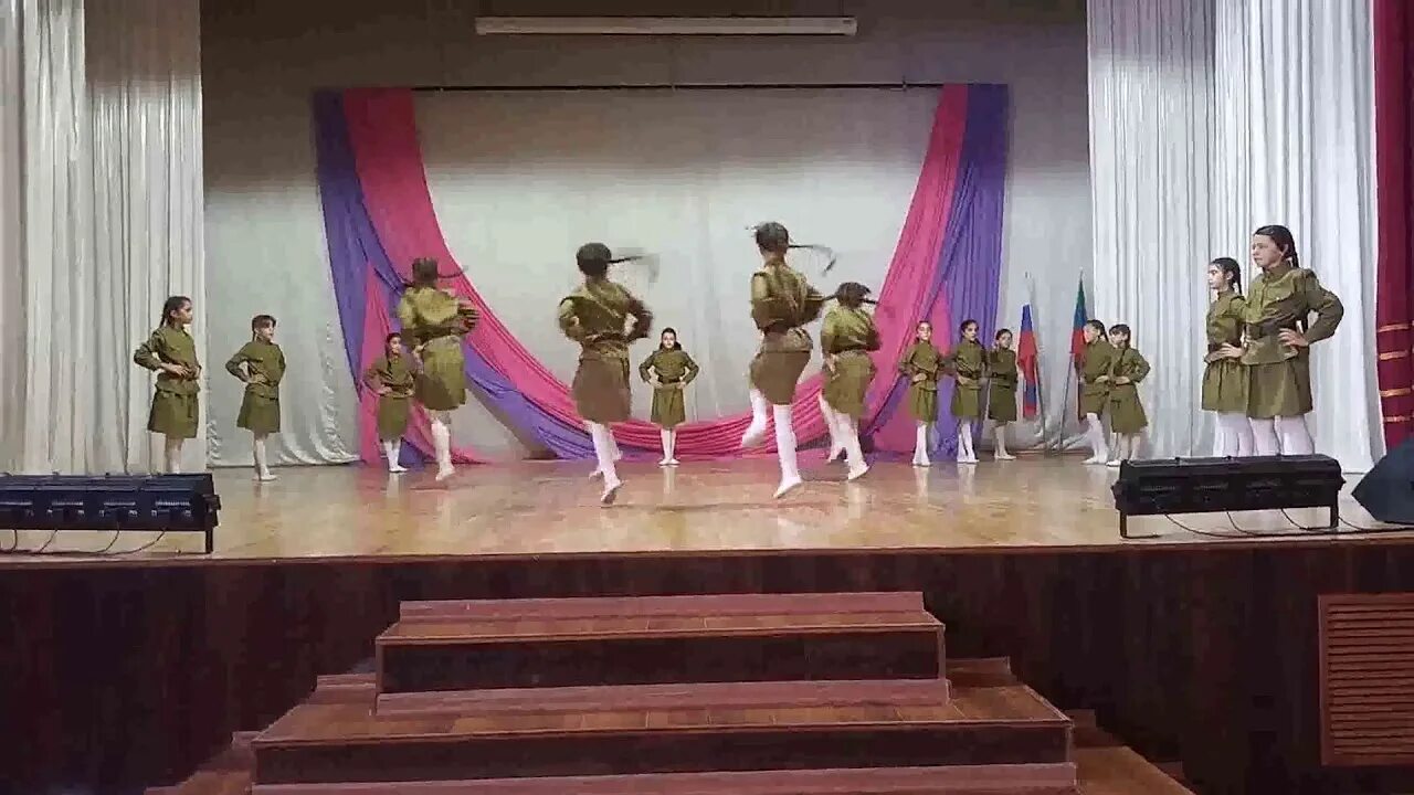 Патриотический танец видео. Военно-патриотический танец. танец патриотов. танец под смуглянку.