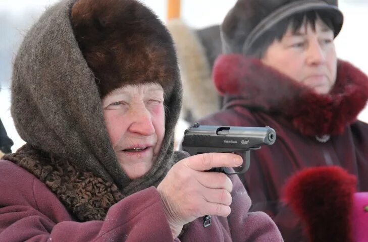 Бабка с пистолетом. Старушка с пистолетом. Бабушка с оружием. Бабка с револьвером.