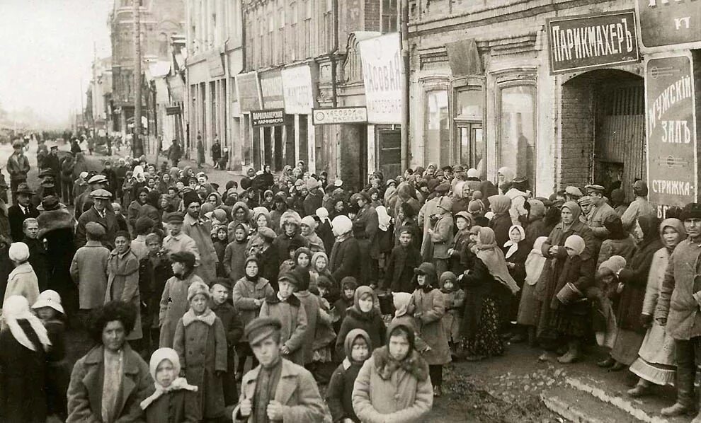 Петербург 1921 год. Россия после революции 1917. Очередь за хлебом Петроград 1917. 1920 Е годы в России. Хлебная стачка 1927.