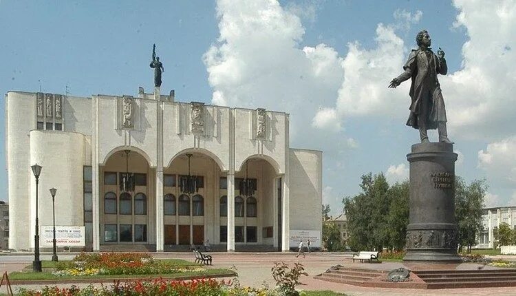Драм театр курск пушкина. Драмтеатр курск. курский драматический театр им. а. с. пушкина. около культуры драмтеатр курск. площадь драмтеатра курск 2000.