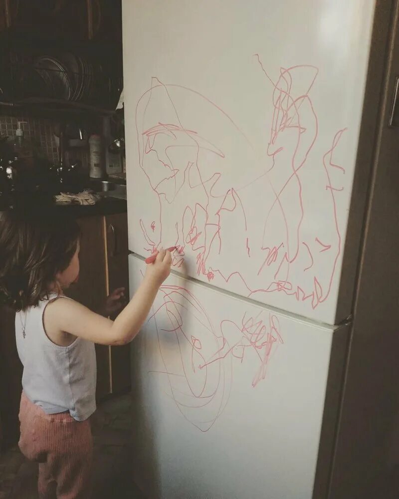 Ребенок изрисовал. Ребенок изрисовал кухню. Ребенок изрисовал стену. Ребенок разрисовал обои.