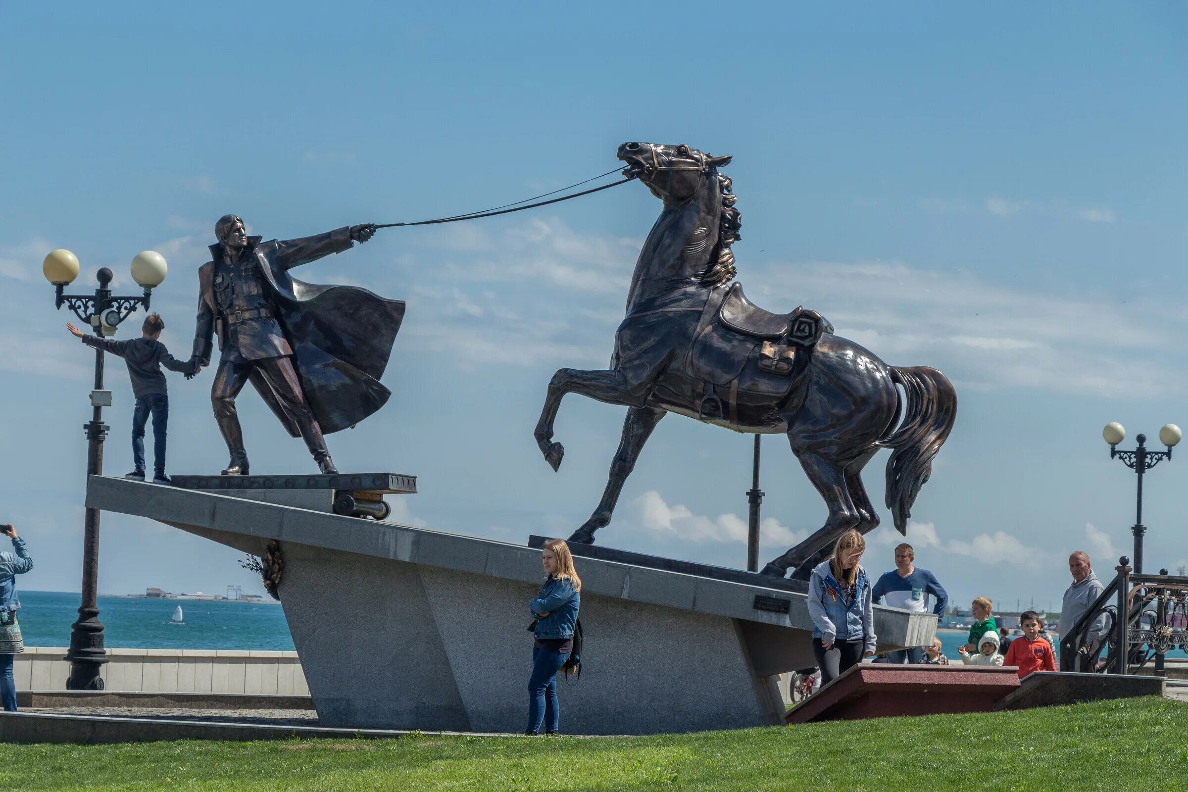 Погулять новороссийске. Памятник "исход" , Новороссийск, набережная Адмирала Серебрякова. Новороссийск набережная Адмирала Серебрякова памятники. Памятник в Новороссийске на набережной. Памятник исход в Новороссийске.