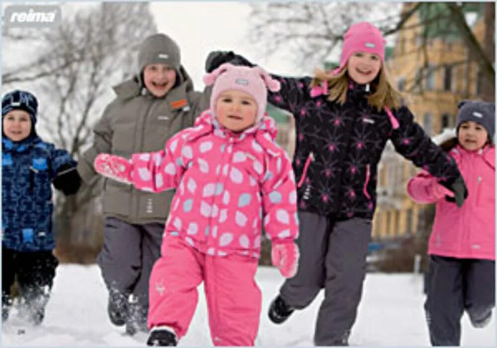 Дети одевались потеплее. Зимняя одежда для детей. Дети в теплой одежде. Дети тепло одетые в зимнюю одежду. Одежда зимой для детей.