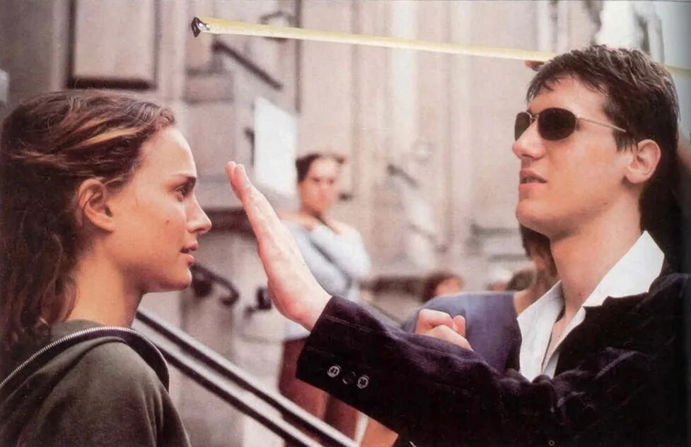 незрячий молодой человек. слепой мужчина учит девушку. Blind young man. бильярд девушки. свидание вслепую / blind dating / 2006.