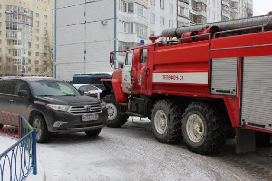 Требования пожарных проездов и подъездов. Подъезд для пожарных автомобилей. Пожарная машина во дворе. Проблесковый маячок пожарной машины. Проезд для пожарной машины.