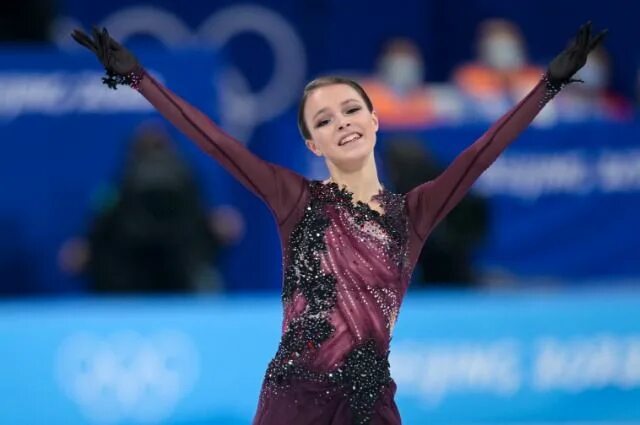 Лыжные гонки на зимней Олимпиаде 2022: женская сборная России выиграла эстафет