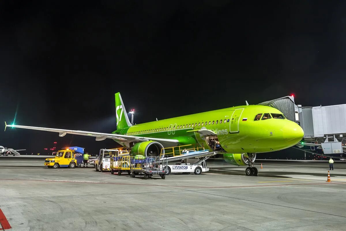 S7 airlines новосибирск. S7 Airlines Толмачево. Аэропорт Толмачево s7. Самолеты s7 Airlines Новосибирск.