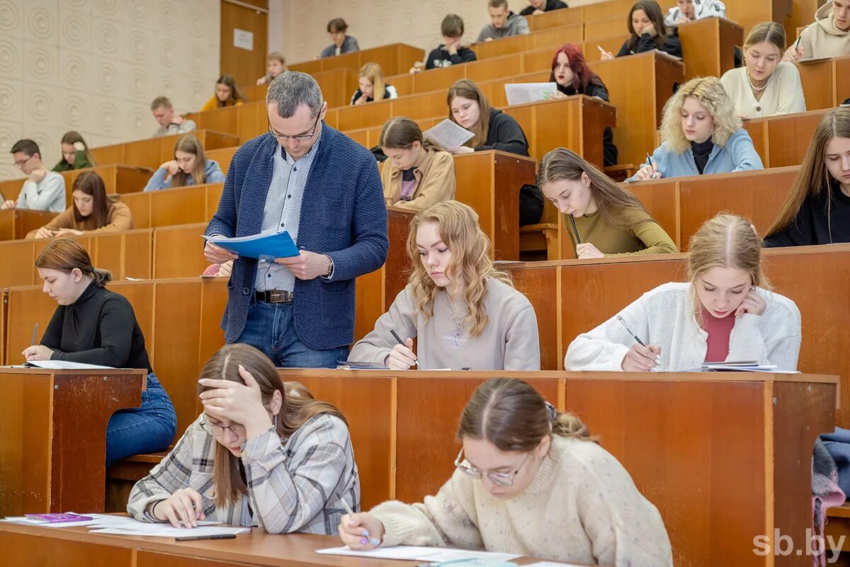 Тест поступление на государственную. Экзамен в вузе. Государственный экзамен в университете. Поступление в вуз. Студент на экзамене.