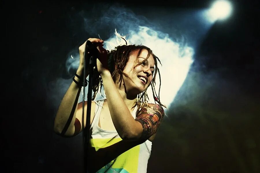 Алаи оли зачем ты под черного легла. Гитарист Alai oli. Шапо Алай Оли. Alai oli обложка. Alai oli солистка.