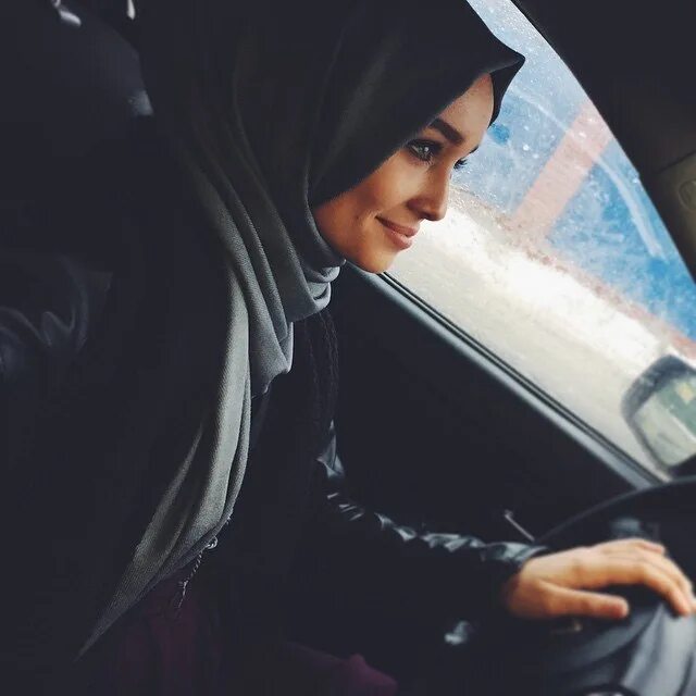 Девушка в платке без лица. Мусульманки в хиджабе на море. Мусульманка со спины. Девушка в платке без лица. Красивые девушки в хиджабе на аву.