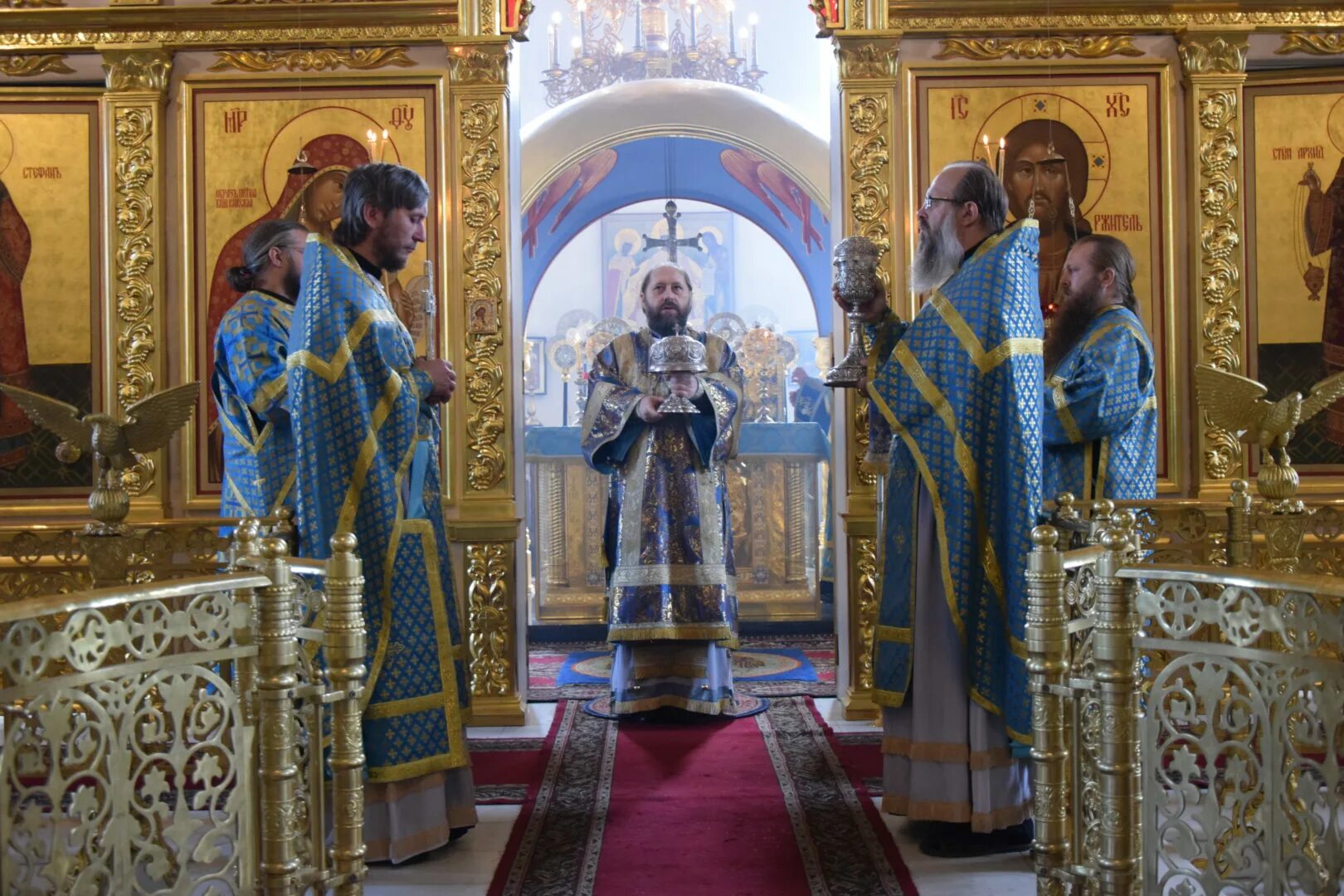 богослужения в храме троеручица