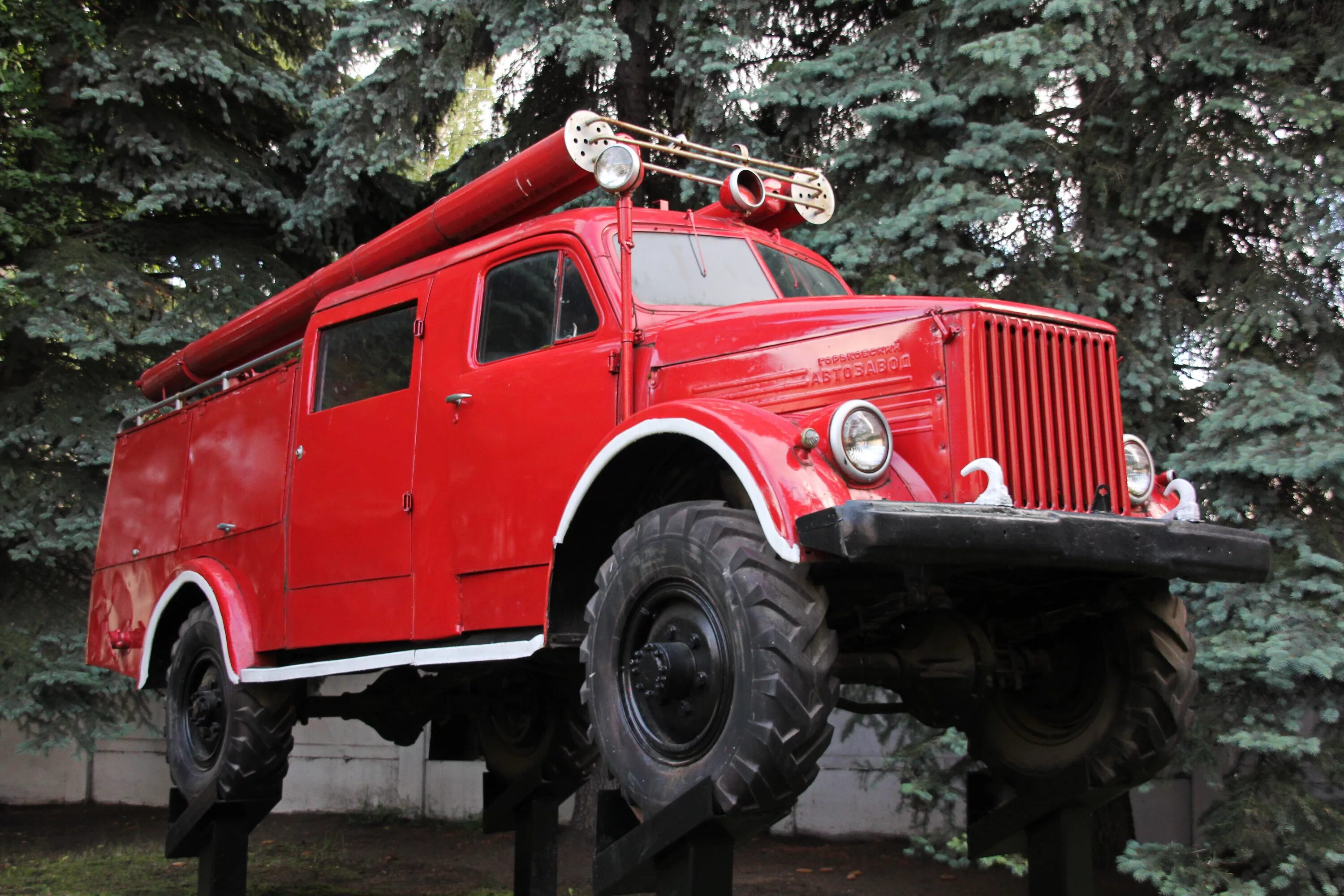 Памятник пожарному автомобилю. Пожарная машина ПМГ-19. Памятник пожарной машине. Красная пожарная машина. ЗИЛ пожарный.