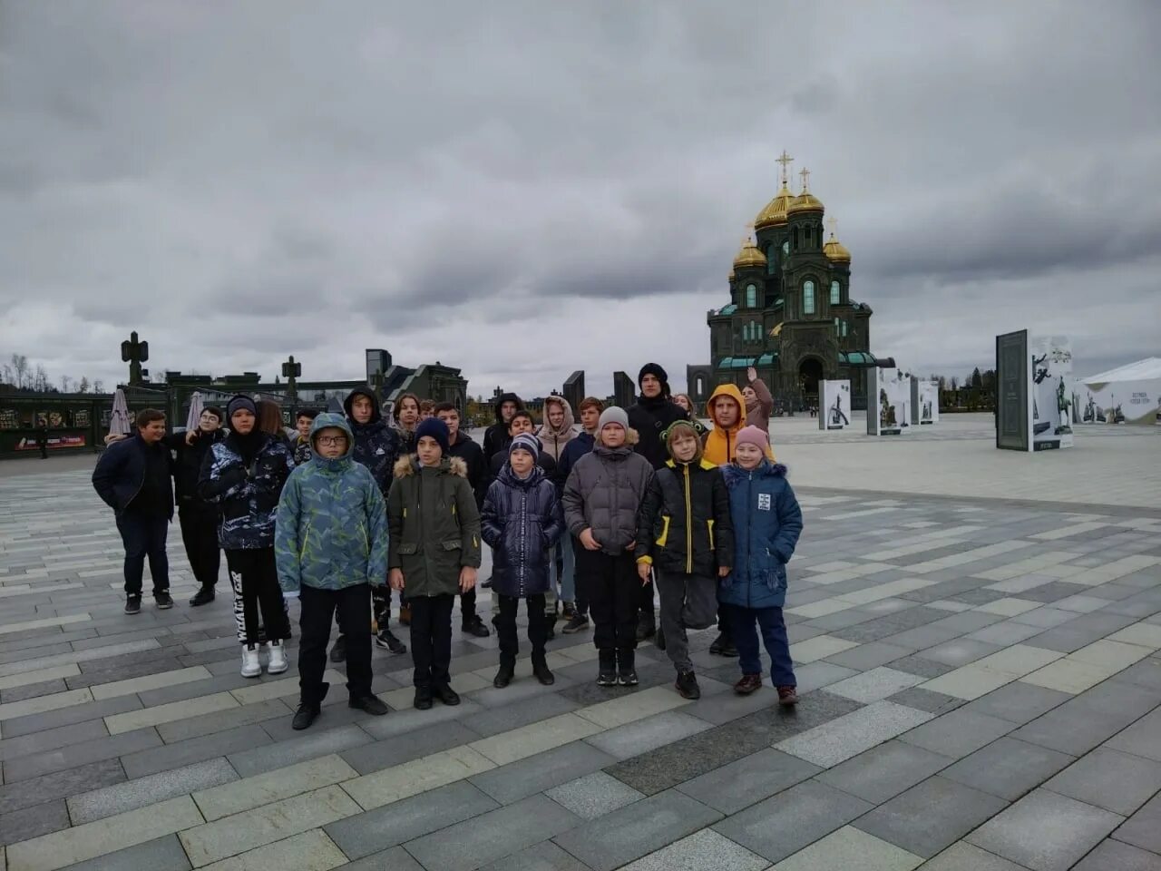 Дорога памяти в парке Патриот. Музейный комплекс «дорога памяти». Парк Патриот 1418 шагов к победе. Фотографии школьники в парке Патриот.