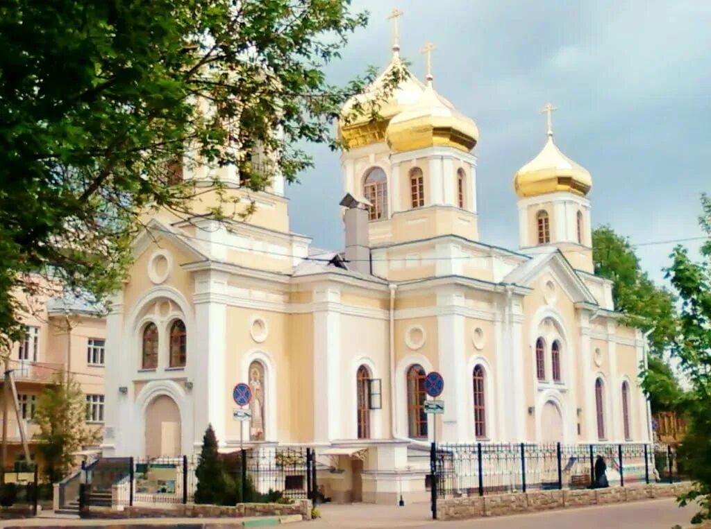 Подворье серафимо дивеевского. Храм трех святителей Нижний Новгород. Храм в честь святителей московских Нижний Новгород. Ул. Короленко Церковь Нижний Новгород. Дивеево храм святителей московских.