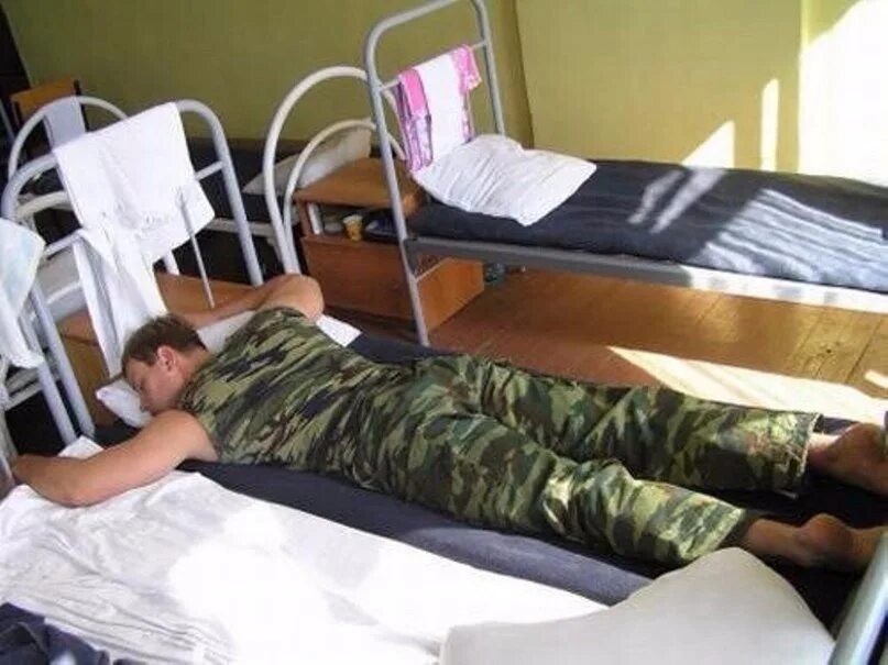 Солдаты в казарме. Спящие солдаты в казарме.