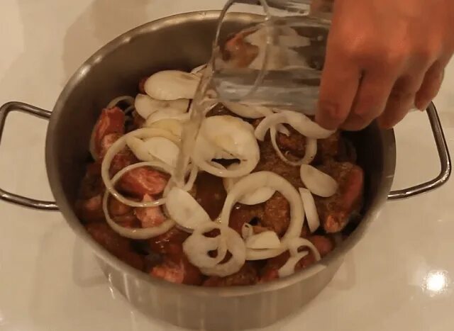Шашлык мясо мариновать холодильник. Шашлык маринованный. маринад в кастрюле. шашлык в кастрюле. маринованный шашлык в кастрюле.