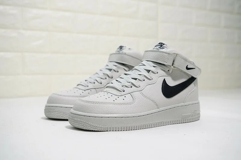 Найк Эйр Форс 1 МИД 07. Найк АИР Форс 1. Nike Air Force 1 белые с черным свушем. Nike Swoosh кроссовки Air Force 1.