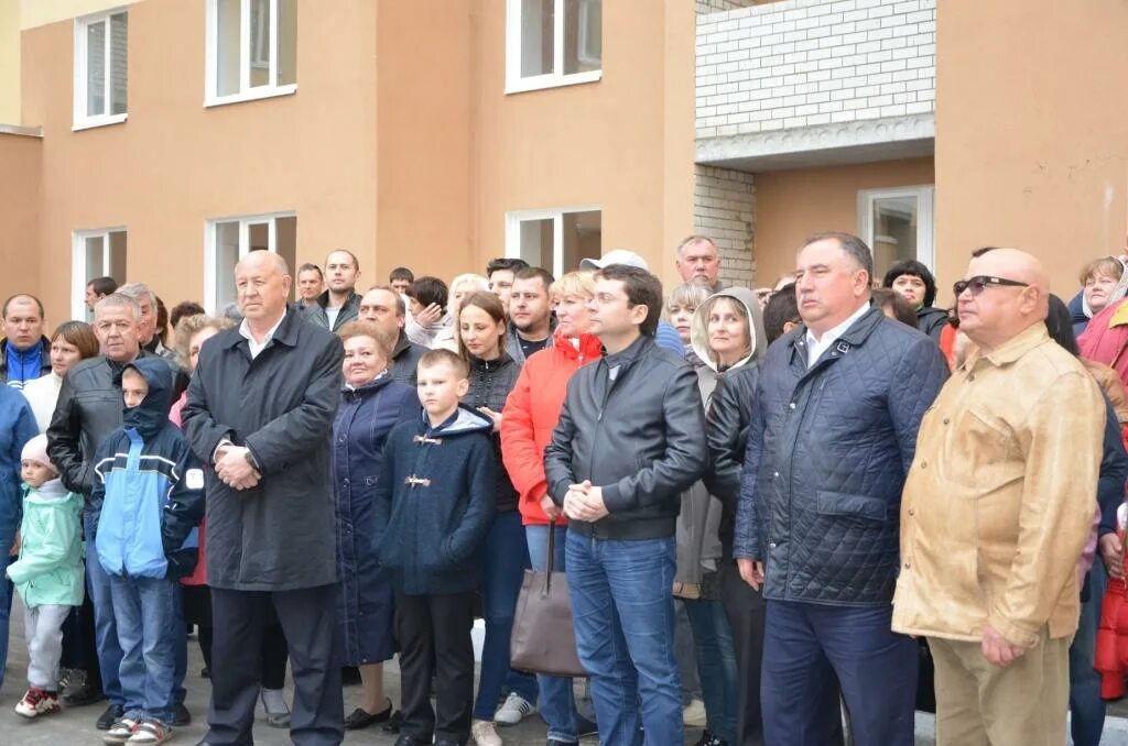 Аварийное расселение саратов новости. Переселение из аварийного жилья Саратов. Вручение ключей от квартир переселенцам из аварийного жилья. Переселение Саратов квартиры. Переселение Саратов дом 7а.