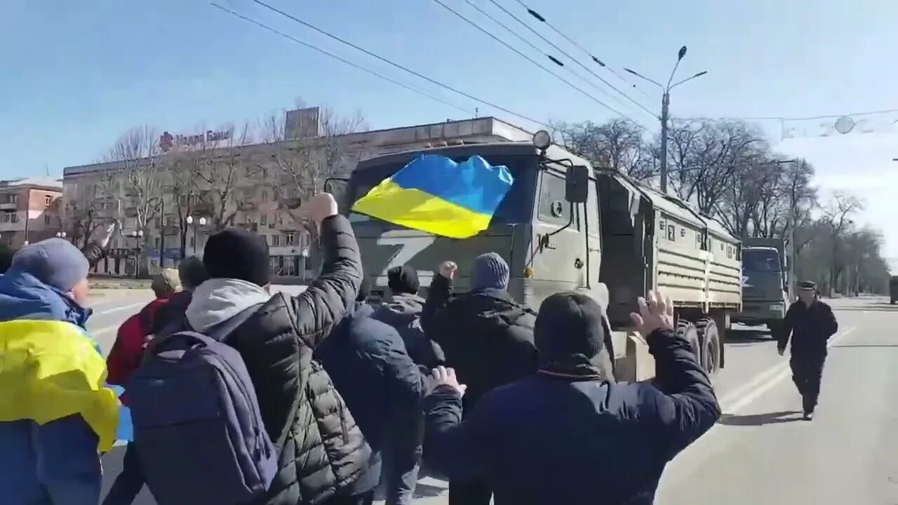 Украинцы в Херсоне. Херсон встречает российские войска. Антироссийский митинг в Херсоне. Оставила россия украину
