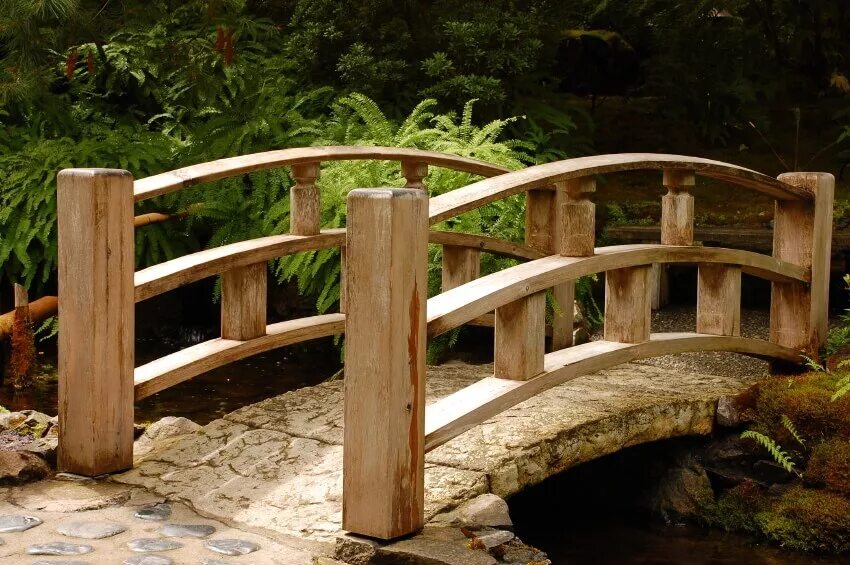 Построить деревянный мост. Деревянный мостик. Мостик деревянный декоративный. Садовые мостики. Декоративный мостик для сада.