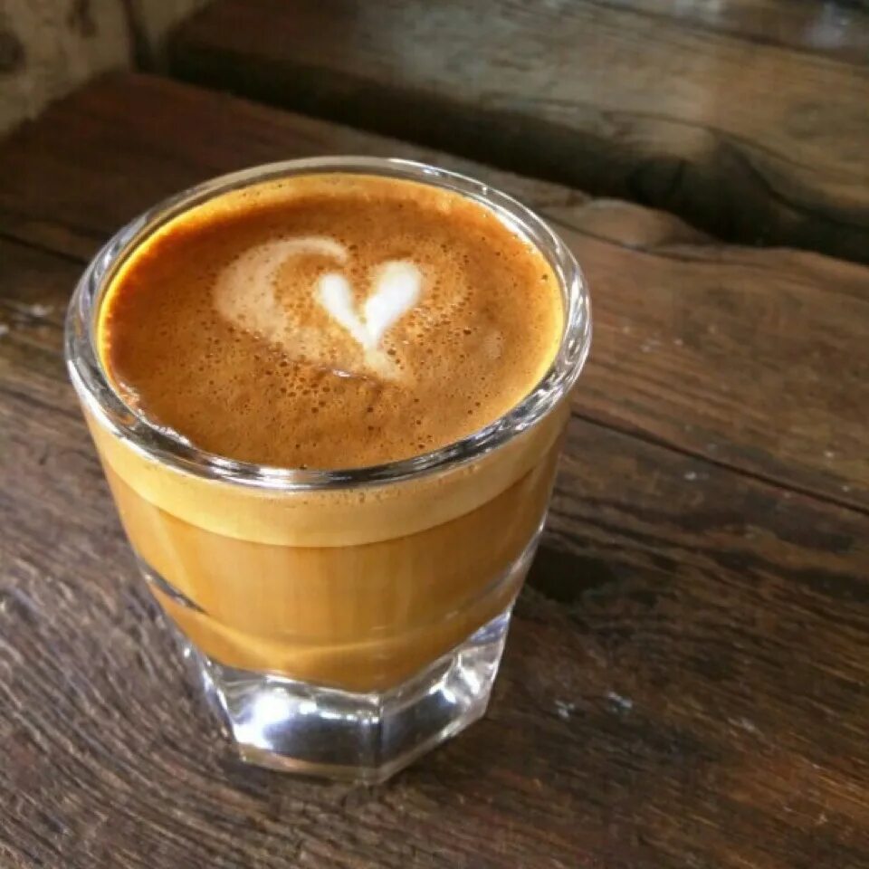 Кортадо кофе что это. Кортадо кофе. Cortado и Cremosso. Cortado фото. Cortado вкус в молотом.