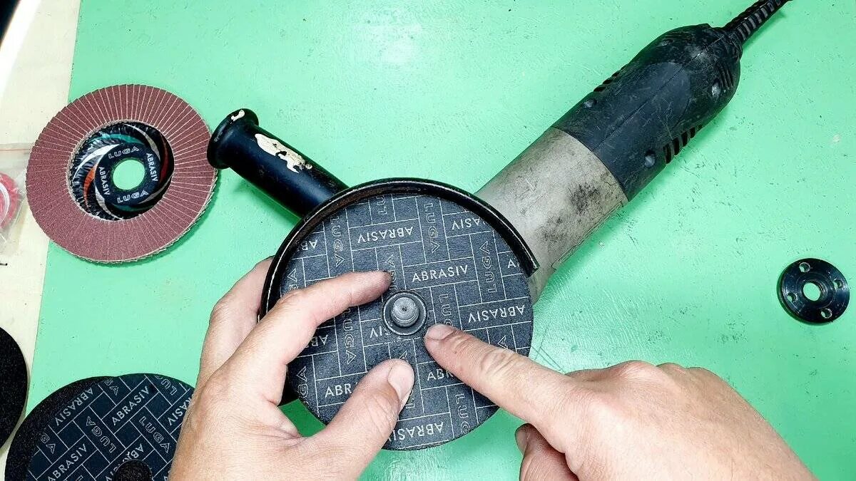Как правильно одеть диск. Крепление отрезного диска на болгарку. как правильно установить круг на болгарку. крепление диска болгарки. ушм крепление диска.