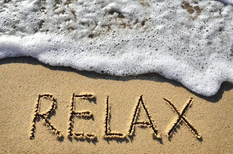 Найти слова отдыхающих. Надпись на песке. Relax на песке. Отпуск надпись на песке. Надписи на песке обои.