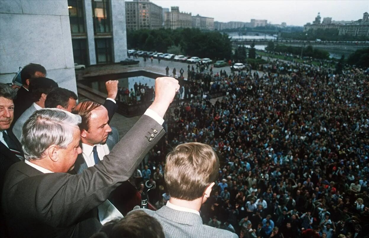 Открыто в 1991 году. Ельцин белый дом 1991. ельцин август 1991. путч 1991 ельцин. августовский путч ельцин.