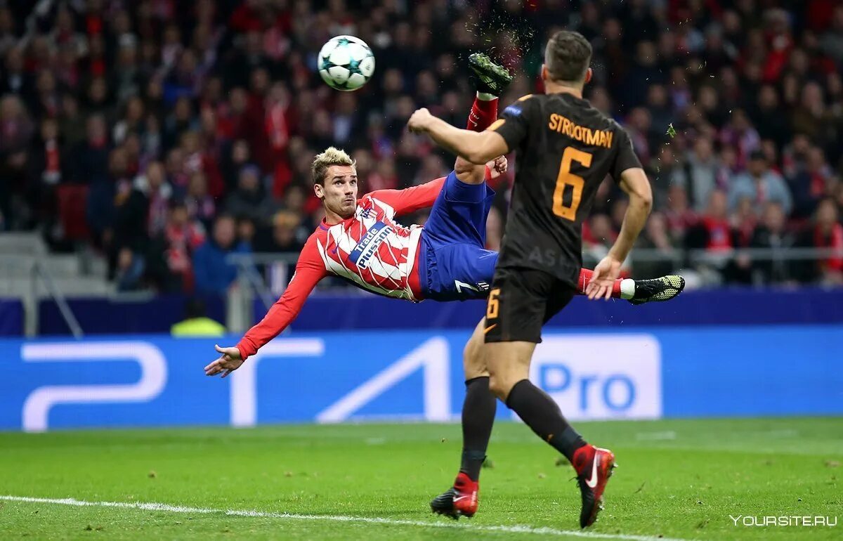 Удар через себя в футболе. Antoine Griezmann Atletico Madrid. Роналду удар через себя. Удар ножницами в футболе. Футбол через себя.