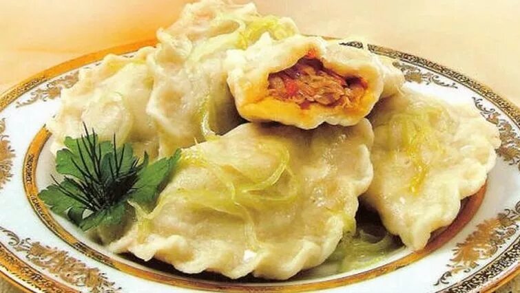Вареники с капустой и фаршем. Вареники мясо капустные. Вареники с капустой и мясом. Вареники с капустой квашеной и фаршем рецепт. Вареники с капустой квашеной и фаршем рецепт.