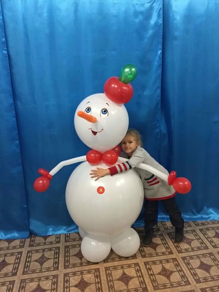 Снеговик шаров. Снеговик из шаров. Новогодние фигуры из шаров. Снеговик из шариков воздушных. Снеговик из шаров большой.