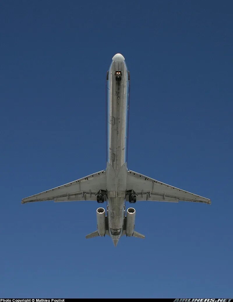 Самолет снизу. MCDONNELL Douglas MD-80. МД-80 самолёт. MD 80 самолет.